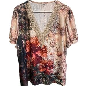 Floral T-shirt with crochet trim